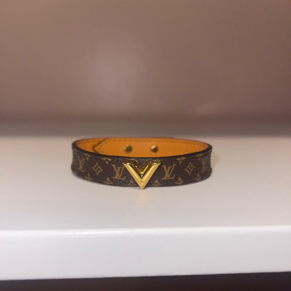 Authentic Louis Vuitton Essential V bracelet